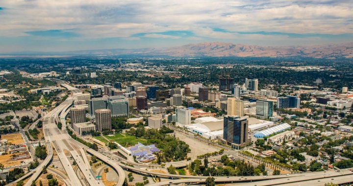 硅谷位于旧金山湾区南部聚集世界著名高科技公司包括苹果公司和Google