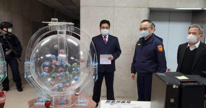 台湾警方查扣到2台罕见的彩球机并在现场启动示范