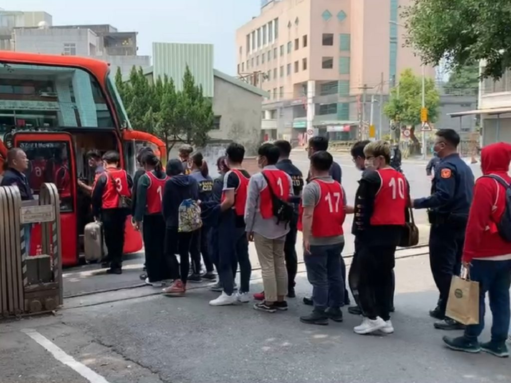 台警再度出动大巴抄在线博彩公司