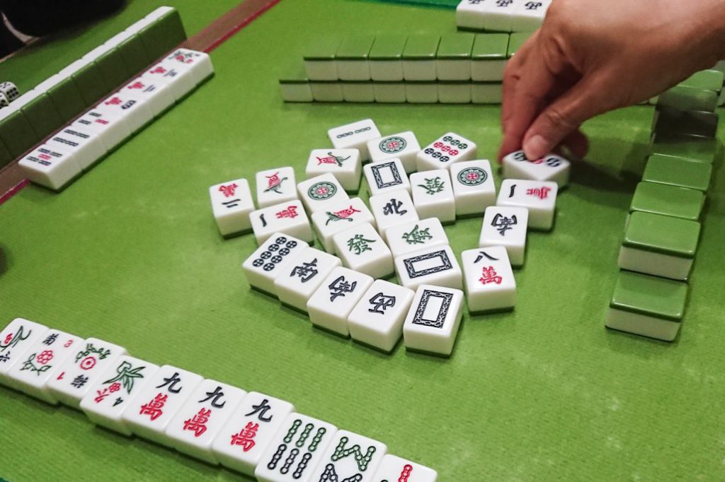 苹果日报记者涉嫌经营赌博场所向香港警方自首