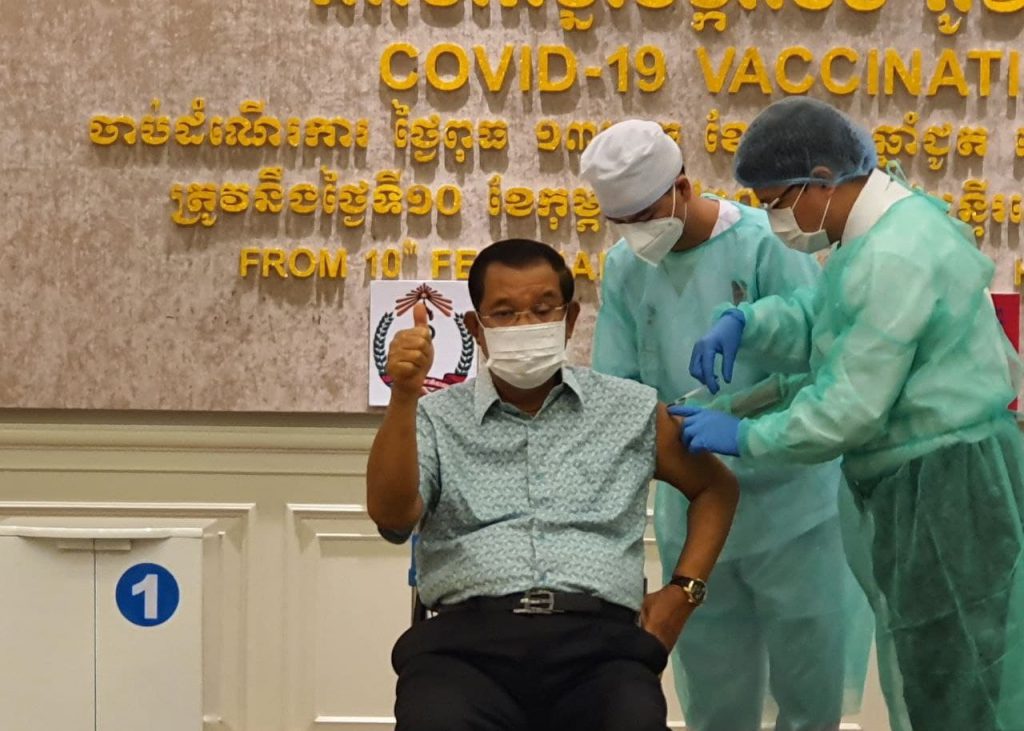 柬埔寨总理洪森4日上午施打新冠疫苗