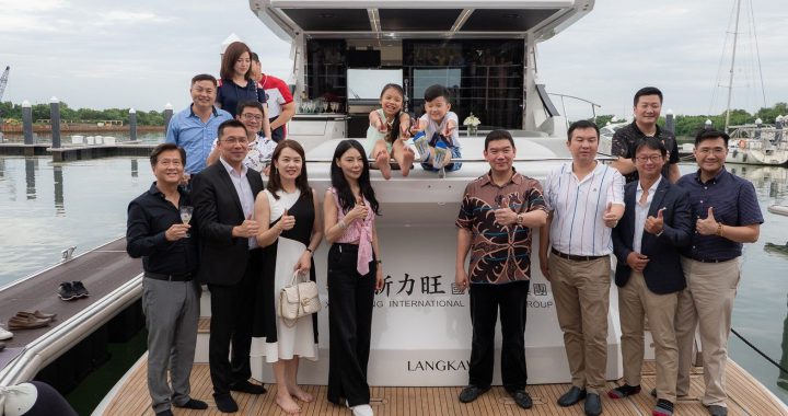 相片中间为庄周文老婆高白蓉及庄周文