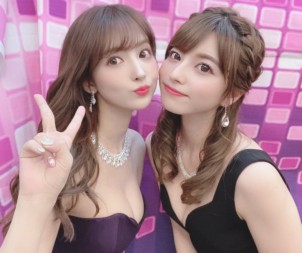 三上悠亚开心和上原亚衣合照