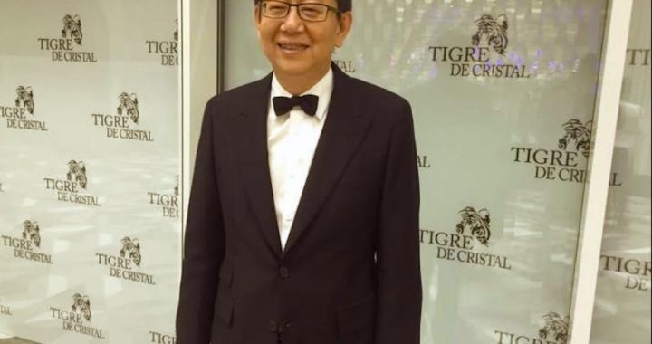 伍丰董事长徐明哲与水晶虎宫殿酒店LOGO