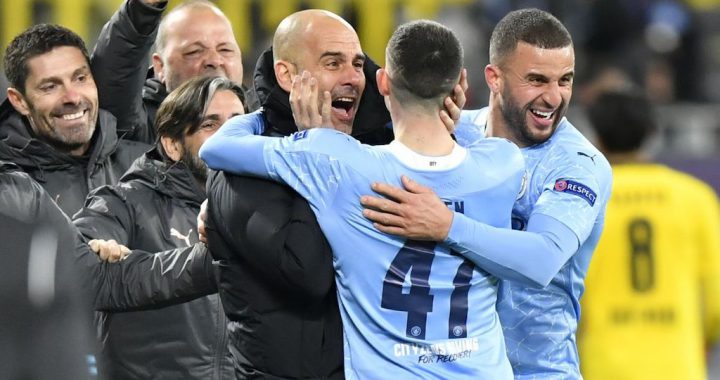 曼城球员与主帅瓜迪奥拉庆祝晋级