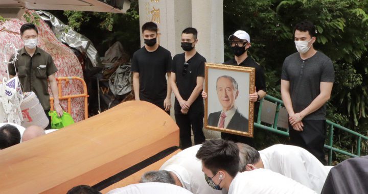 何鸿燊四名儿子护送父亲灵柩