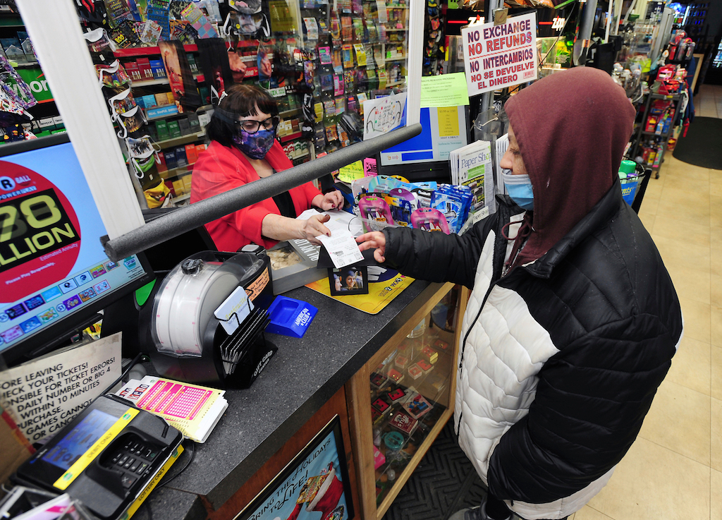 美国两大彩票快速累积巨奖