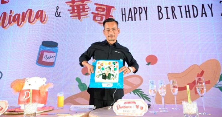 周焯华庆生手拿女儿赠的生日礼画像