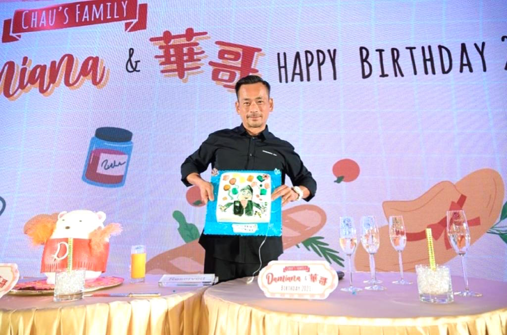 周焯华庆生手拿女儿赠的生日礼画像