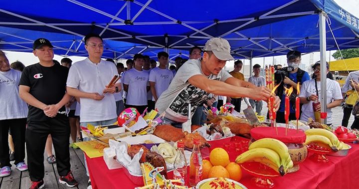 太阳城集团行政总裁兼董事周焯华上香祈求龙舟赛事顺利