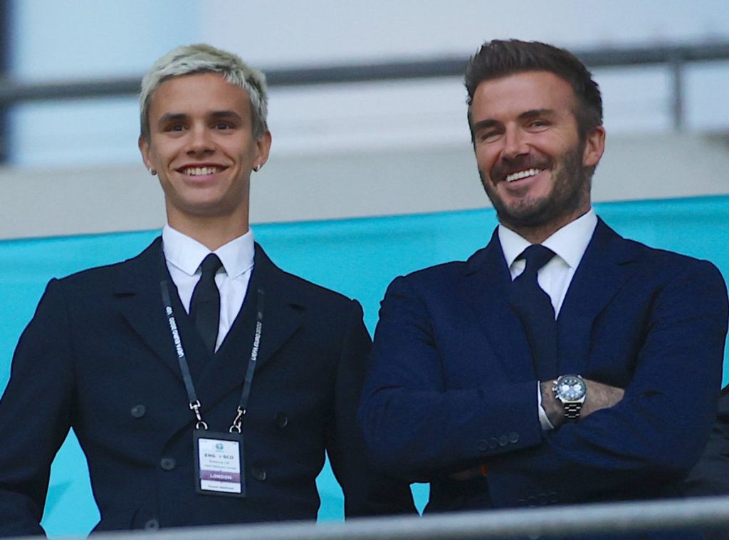 贝克汉姆父子档著西装现身球场风采胜过比赛