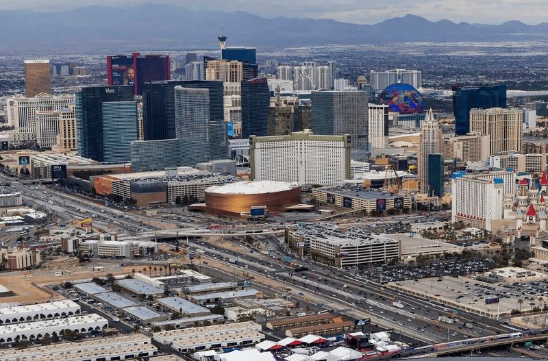 内华达拉斯维加斯高端赌场私人博彩沙龙环境示意（高额赌桌与包厢）