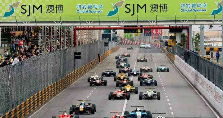 澳门格兰披治大赛车发车画面，赛道上方悬挂SJM澳博赞助横幅