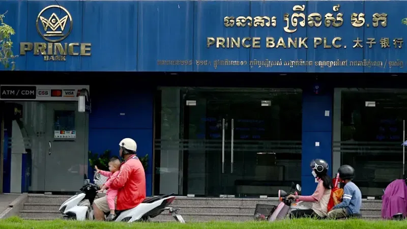 金边Prince Bank门店外景与摩托车路况，呈现涉案集团在柬埔寨的金融网点形象