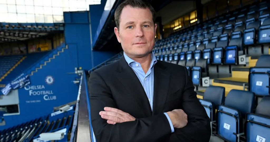 站在球场看台前的 Casper Stylsvig 正装肖像，用于香港赛马会高管任命新闻配图