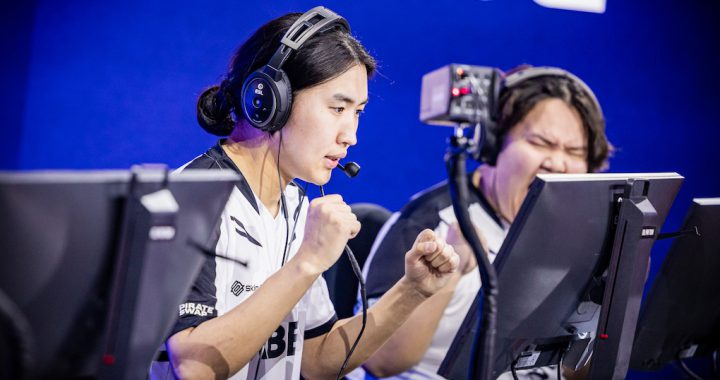 ESL 赛事舞台上的电竞选手庆祝胜利 正在电脑前沟通与指挥