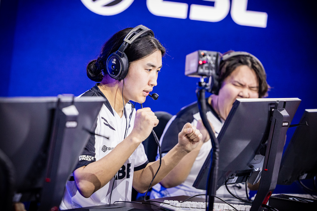 ESL 赛事舞台上的电竞选手庆祝胜利 正在电脑前沟通与指挥