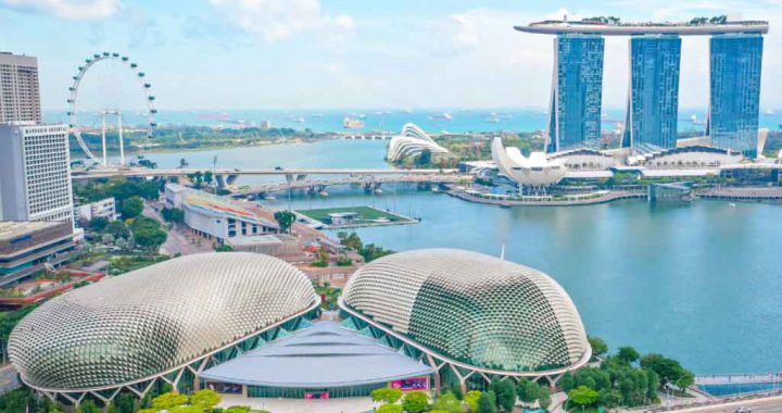 新加坡滨海湾全景：滨海湾金沙、鱼尾狮与滨海艺术中心俯瞰图