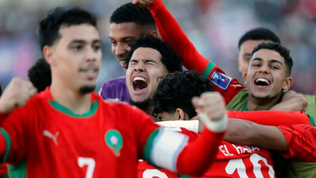 摩洛哥U20球员赛后疯狂庆祝晋级U20世界杯决赛的瞬间