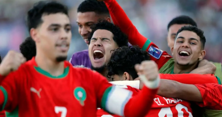 摩洛哥U20球员赛后疯狂庆祝晋级U20世界杯决赛的瞬间