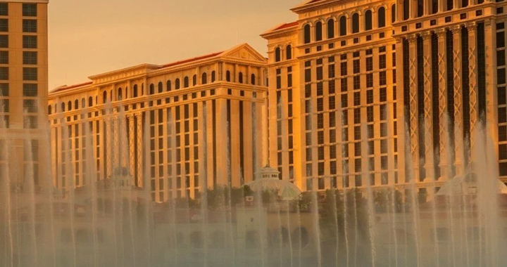 拉斯维加斯百乐宫酒店外景，象征米高梅集团在拉斯维加斯业绩下滑与市场疲软的现实。