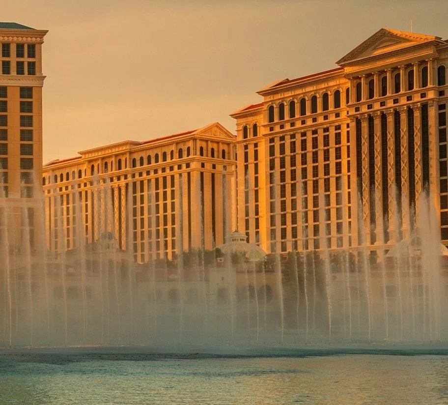 拉斯维加斯百乐宫酒店外景，象征米高梅集团在拉斯维加斯业绩下滑与市场疲软的现实。