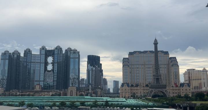 路氹城综合度假区与巴黎人铁塔全景，反映澳门10月博彩收入走势