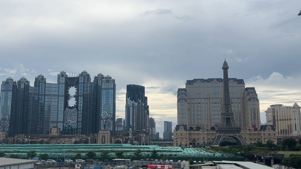 路氹城综合度假区与巴黎人铁塔全景，反映澳门10月博彩收入走势