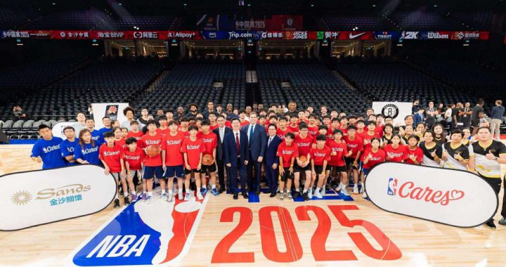 NBA关怀行动×金沙关怀公益周大合影，学生与球员在场中央合照