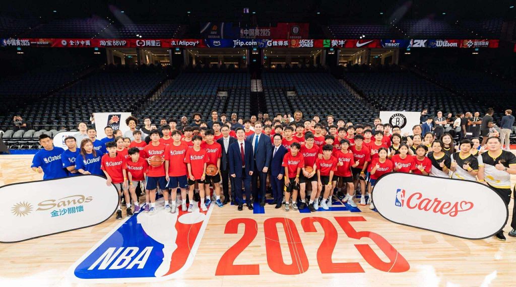 NBA关怀行动×金沙关怀公益周大合影，学生与球员在场中央合照