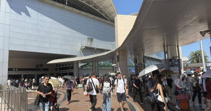 国庆黄金周澳门关闸口岸人流密集的入境场景 晴天旅客排队候车