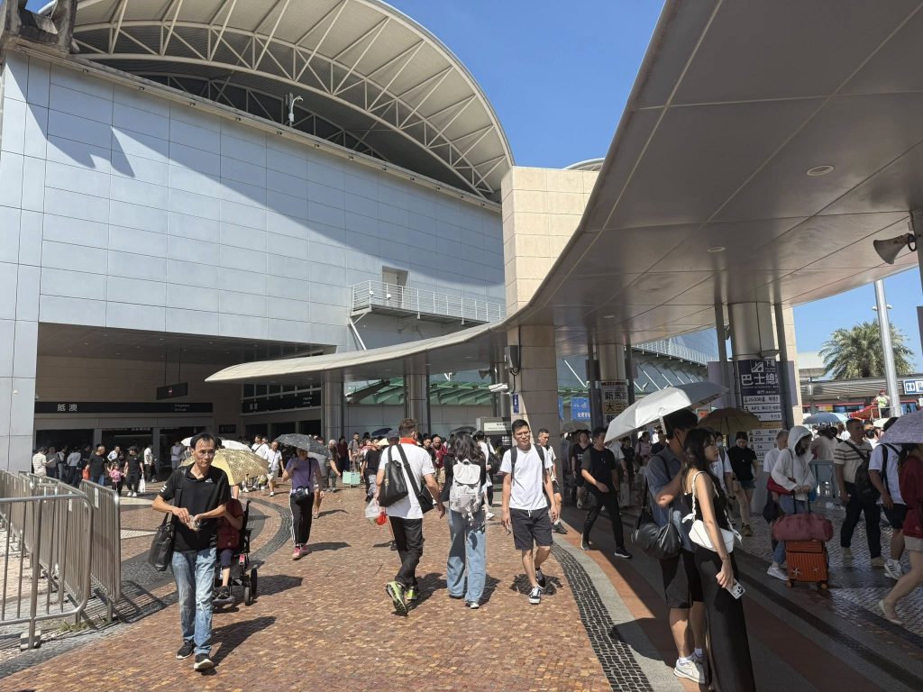 国庆黄金周澳门关闸口岸人流密集的入境场景 晴天旅客排队候车