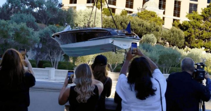 起重机将Riva Fortuna游艇吊入百乐宫科莫湖 游客手机拍摄首航瞬间