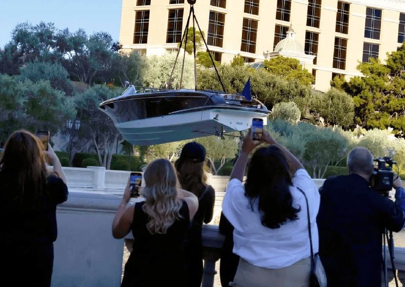 起重机将Riva Fortuna游艇吊入百乐宫科莫湖 游客手机拍摄首航瞬间