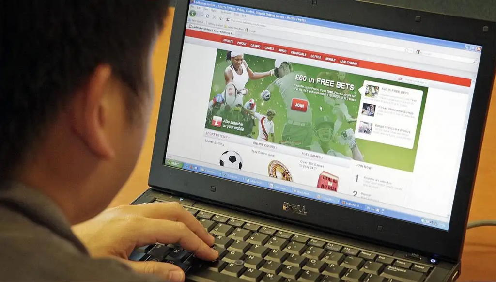 用户在笔记本电脑上浏览体育预测与投注网站页面。