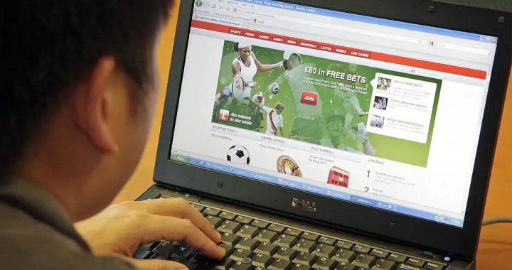 用户在笔记本电脑上浏览体育预测与投注网站页面。