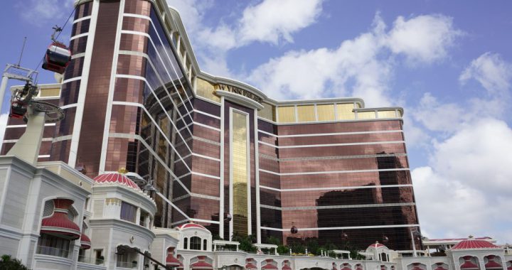 路氹大型综合度假村外观（永利澳门）与晴空背景的新闻配图