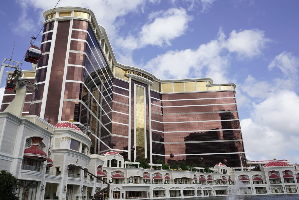 路氹大型综合度假村外观（永利澳门）与晴空背景的新闻配图