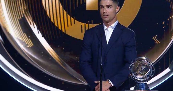 C罗在葡萄牙足球金球奖典礼领奖并发表演讲 获颁环球荣誉奖