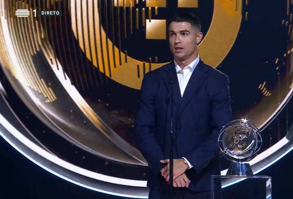C罗在葡萄牙足球金球奖典礼领奖并发表演讲 获颁环球荣誉奖