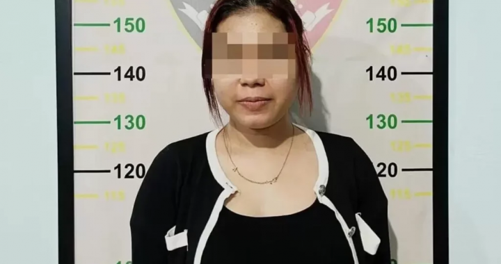 印尼警方拍摄的嫌疑人照片，一名涉嫌推广网络赌博的女网红在警局量身高背景板前站立