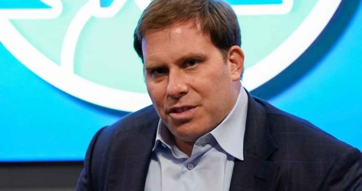 拉斯维加斯金沙集团CEO Patrick Dumont 出席活动发言的近景照片