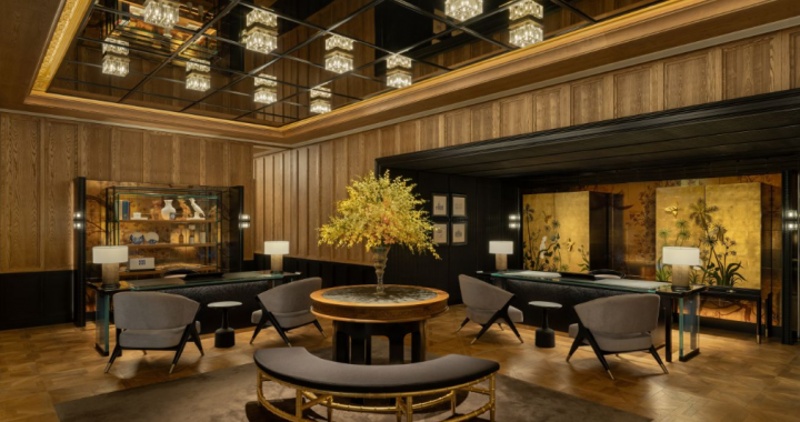 The Laurus 酒店大堂与接待区 实木墙面与镜面天花奢华设计