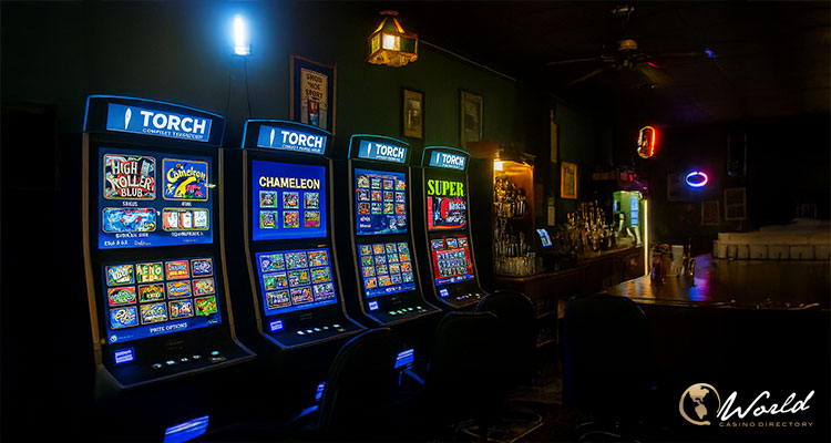 密苏里州酒吧内并排摆放的电子游戏终端与老虎机夜景