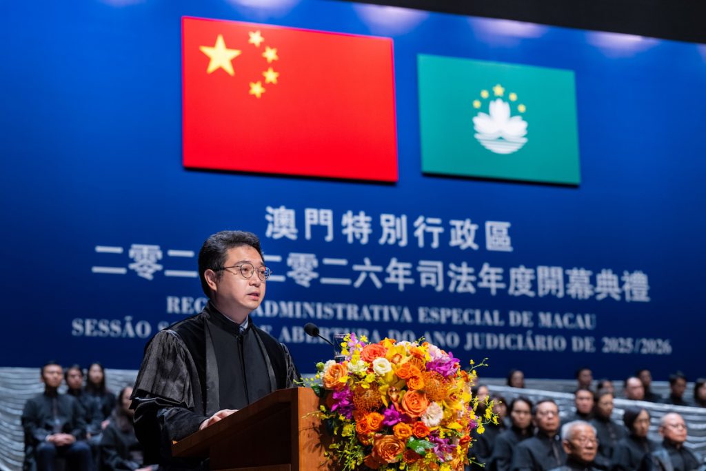 澳门检察总长在司法年度开幕典礼致辞，背景为中国国旗与澳门区旗