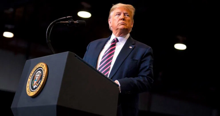 唐纳德·特朗普在讲台前发表讲话的现场照片，报道其真相社交与 Crypto.com 合作推出合规预测市场