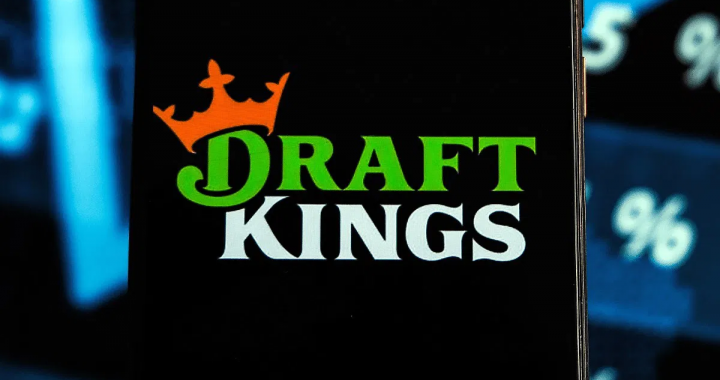 DraftKings 标志在手机屏幕上显示，象征公司进入预测市场与事件合约业务