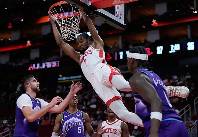 杜兰特双手挂筐完成强力扣篮，多名对手在篮下试图干扰，篮网随之剧烈摆动。