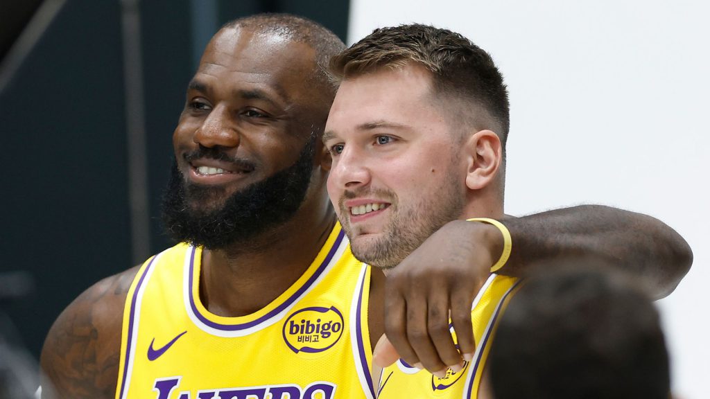 湖人詹姆斯与东契奇勾肩搭背一同拍摄 湖人 詹姆斯 新赛季