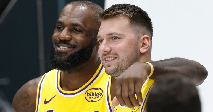 湖人詹姆斯与东契奇勾肩搭背一同拍摄 湖人 詹姆斯 新赛季